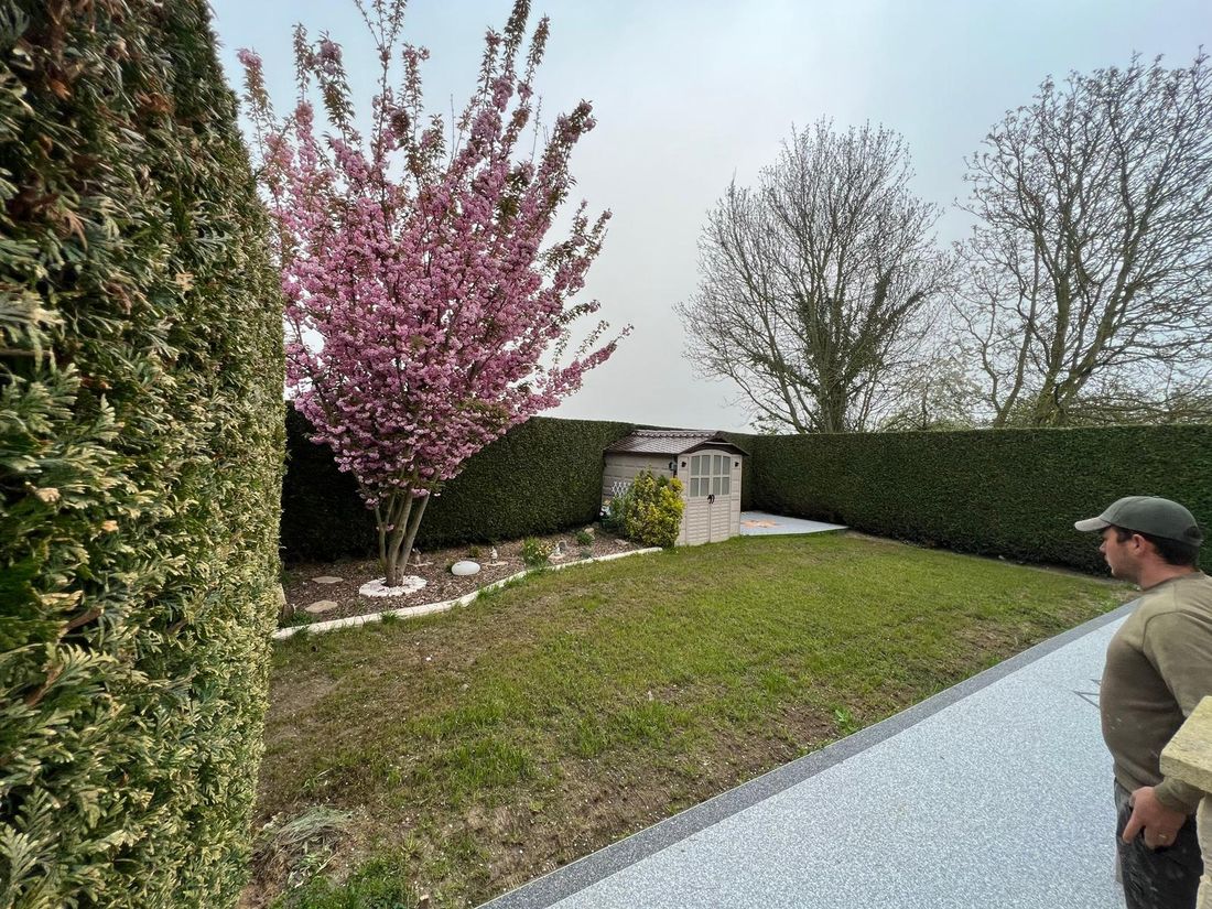 Haie taillée, allée fleurie